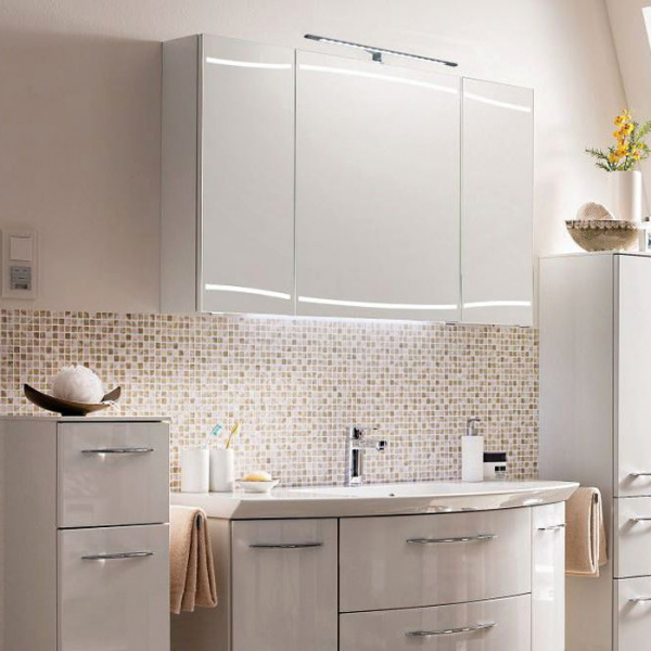 Pelipal Cassca Зерк шкаф 140х70х17см., ComfN, с светодиодной подсветкой,3 зерк. дверцы, 6 стекл. полок, розетка и выключатель, цвет: корпуса белый глян.