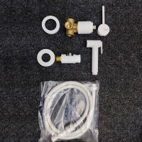 Gattoni Набор гигиен. душ: смеситель встроенный, гигиенич. душевая лейка , выпуск из стены-держатель душа, шланг 150см, цвет: Bianco Opaco