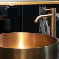 Gessi 316 Раковина 40x90 см, без отв., напольная, отдельностоящая, с сифоном, слив в пол, цвет: Warm bronze brushed PVD