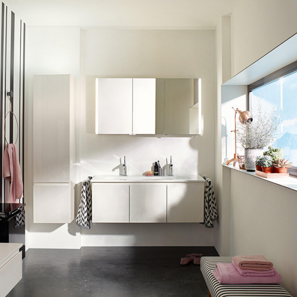 BurgBad Bel База с керамическим умывальником 123х49.5х50.2см с 2 отв под смеситель, 3 дверки, ручки выемки, цвет: белый глянцевый F0590  с зеркальным шкафом с подсветкой